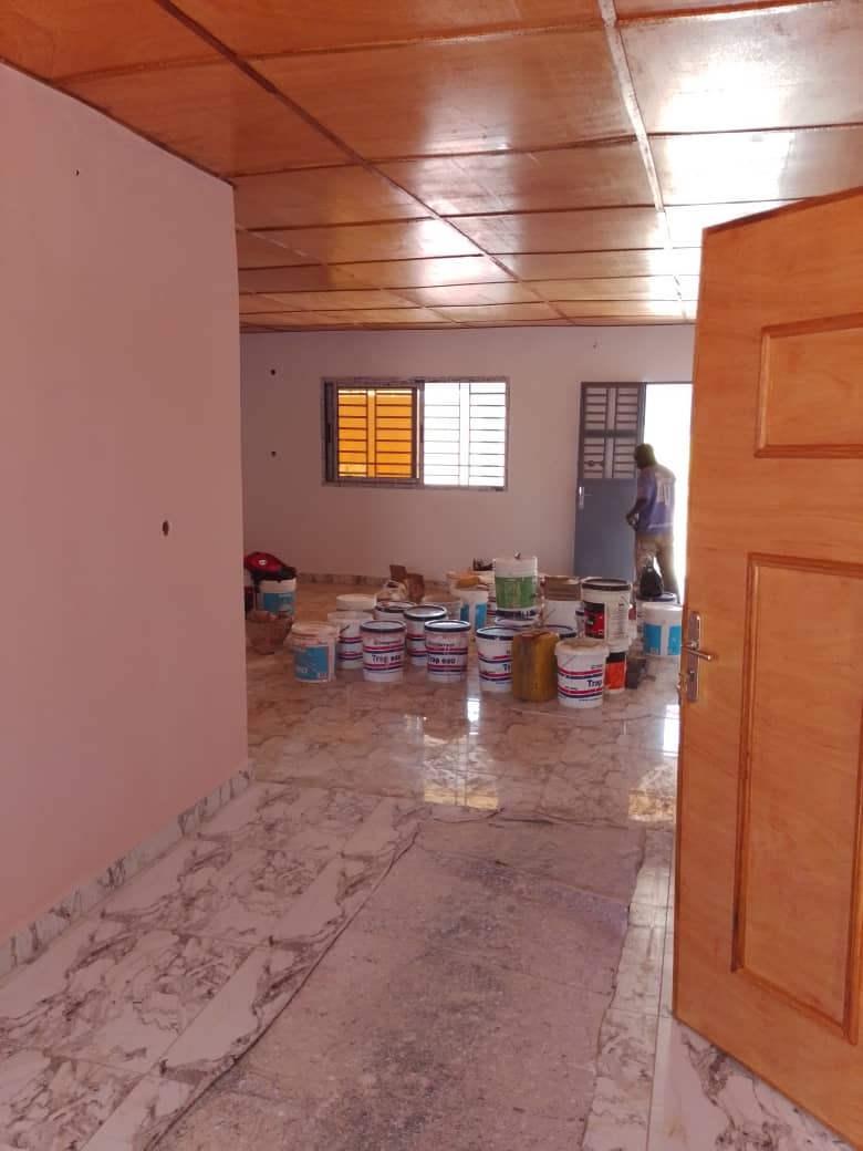 3 CHAMBRE  SALON DOUCHE INTÉRIEUR 1 douche dehors cuisine moderne cour arrière très très grande 